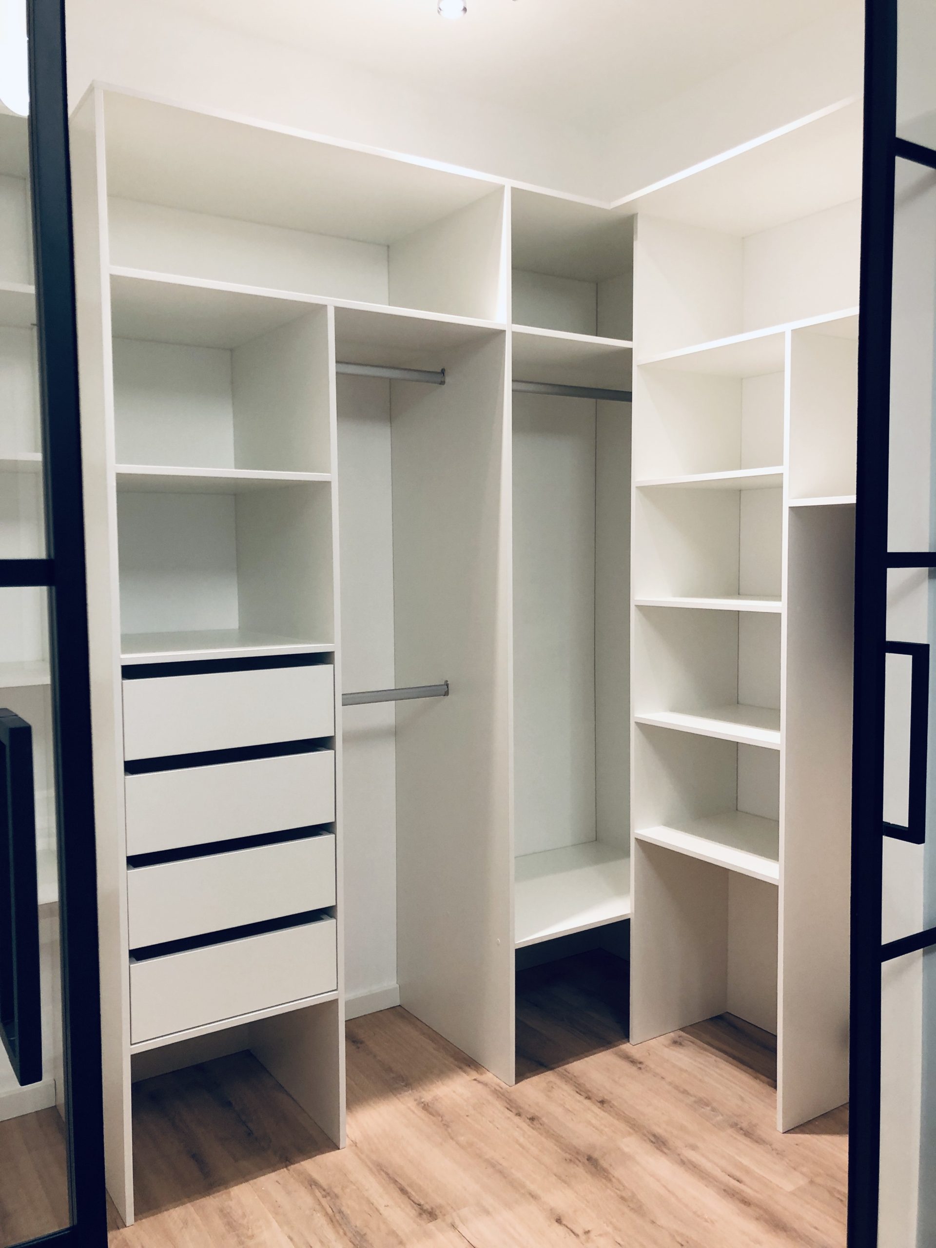 Гардеробная в ЖК Magnifika Lifestyle UGOL90
